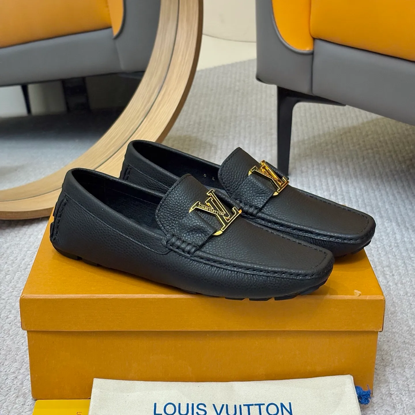 Men's men's shoes 💰420 (Yangli) LV 2⃣️0⃣️2⃣️5️⃣Spring and summer counter GLORIA series models ✈️Original factory special leather production, original last type. A classic driving slip-on casual shoe that shows an elegant style with exquisite craftsmanship details such as Monogram embossing all over the upper🌀Italian imported calfskin fabric Sheepskin foot pads➕Inside～Private mold replica sole Unique style Comfortable driving slip-on Size: 4-12 (38-46) Comes with [Counter packaging: original box, wrapping paper, card, instruction manual, shoehorn, cloth bag] No pressure to enter and leave the counter!